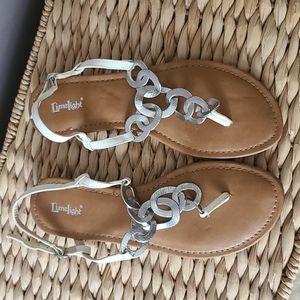 Flat sandals with metal accent